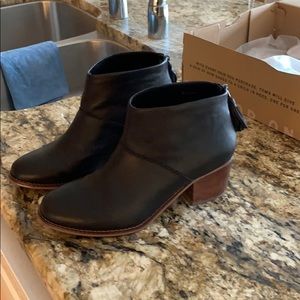 Toms Leila black leather 8.5 boots
